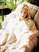 51692_Elisha_Cuthbert_944_Magazine_April_2006_06.jpg