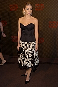Elisha_Cuthbert_@_The_2nd_Annual_Louis_Vuitton_United_Cancer_Front_Gala__November_8__2004__-_048.jpg
